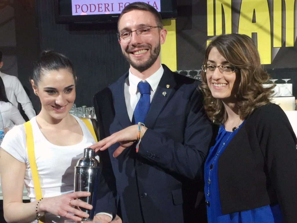 da destra la 2a classificata e poi Renato Pinfildi che premia la bacolese Edda Fiore del Officine Nautilus Varcaturo CE classificatasi 1a 2016 IMG_7833